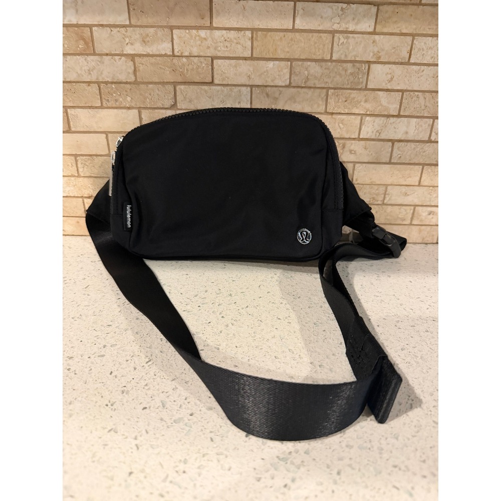 Lululemon Everywhere Belt Bag Black Nylon Fanny Pack Zipper One Size